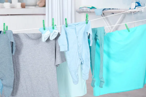 Kläder hänger på tvätt linje inomhus — Stockfoto