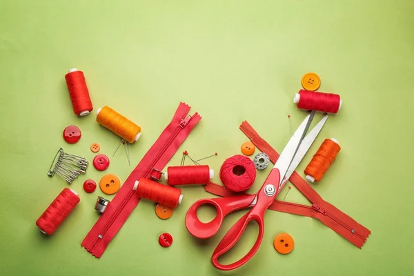 Verschillende draden en naai accessoires op kleur achtergrond — Stockfoto