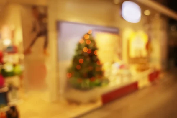 Vista turva da árvore de Natal no shopping center. Conceito de dia de boxe — Fotografia de Stock