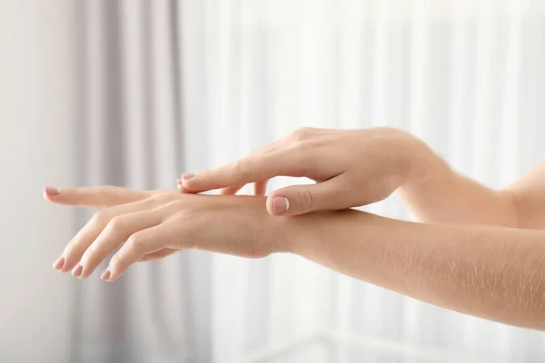 Mani di giovane donna con pelle sana ammorbidita da crema con effetto idratante — Foto Stock