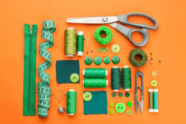 Diversi fili e accessori per cucire su sfondo a colori — Foto Stock