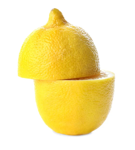 Половинки свежего спелого лимона на белом фоне — стоковое фото