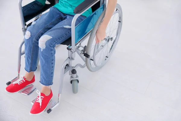 Chica en silla de ruedas en el interior —  Fotos de Stock