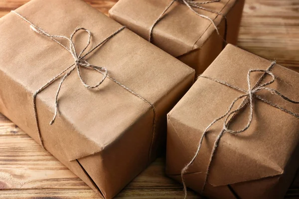Parsel hediye kutuları üzerinde ahşap masa, portre — Stok fotoğraf