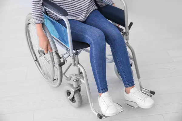 Mujer en silla de ruedas en interiores —  Fotos de Stock