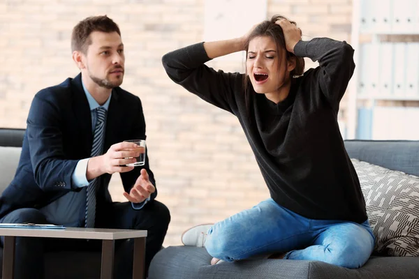 Psicólogo con paciente en el consultorio — Foto de Stock