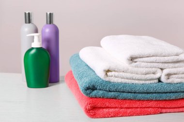 Temiz havlu ve tuvalet masasında