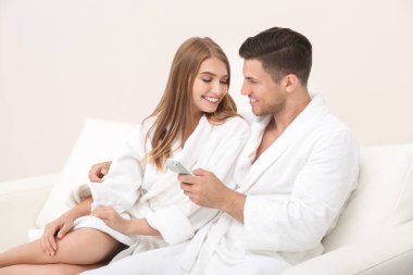 Bornoz çift kanepede rahatlatıcı sevgi dolu genç