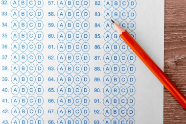 Kalem ve test sayfasında tablo, portre. Sınavı için hazırlık