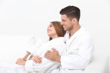 Bornoz çift kanepede rahatlatıcı sevgi dolu genç