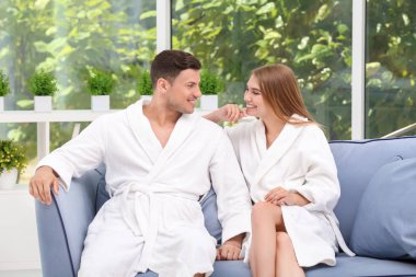 Bornoz çift kanepede rahatlatıcı sevgi dolu genç