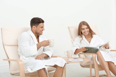 Seven çift iç rahatlatıcı bornoz içinde genç