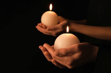 Mumlar yanan ile gençler 