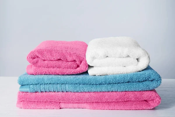 Pilha de toalhas limpas na mesa — Fotografia de Stock