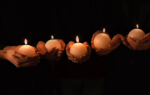 Молодые люди с горящими свечами — стоковое фото