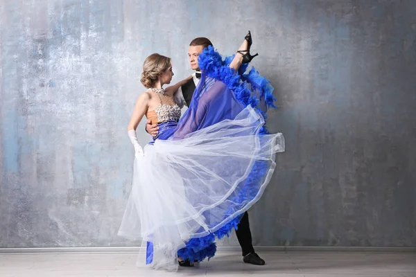 Bela jovem casal no estúdio de dança — Fotografia de Stock