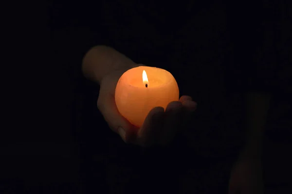 Žena držící hořící svíčku — Stock fotografie