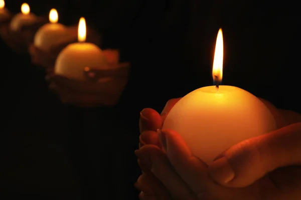 Jugendliche mit brennenden Kerzen — Stockfoto