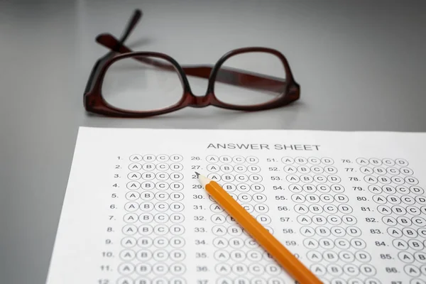 Lápis e folha de teste na mesa, close-up. Preparação para o exame — Fotografia de Stock