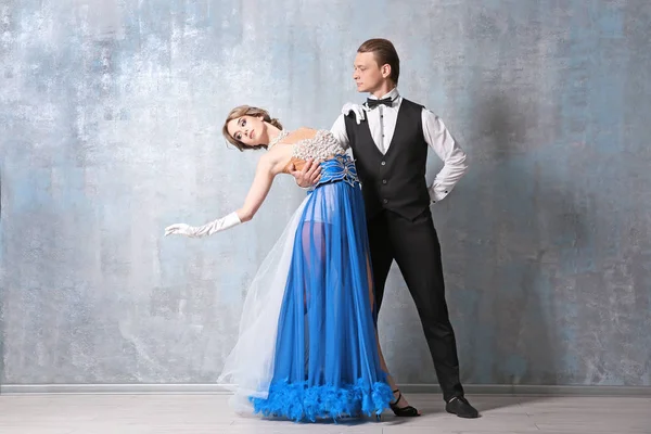 Красивая молодая пара в танцевальной студии — стоковое фото