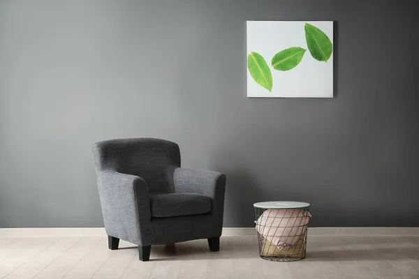 Poltrona moderna no quarto com interior minimalista — Fotografia de Stock