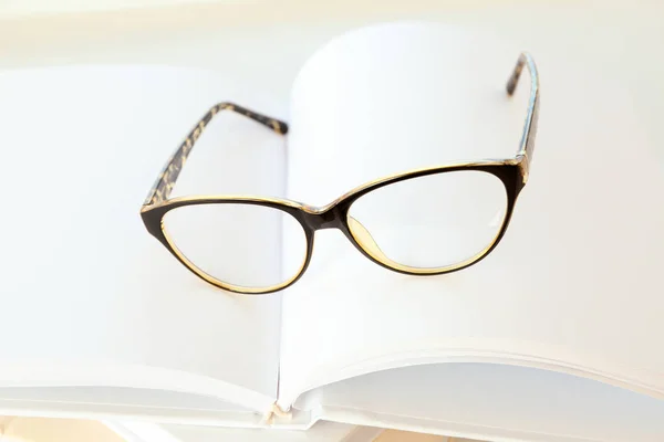 Brille am Notizbuch, Nahaufnahme. Prüfungsvorbereitung — Stockfoto