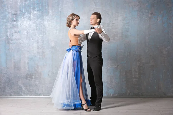 Красивая молодая пара в танцевальной студии — стоковое фото