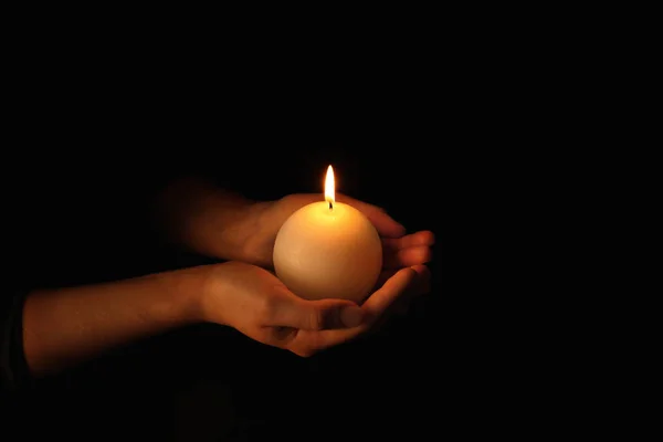 Kobieta trzymająca płonącą świecę — Zdjęcie stockowe