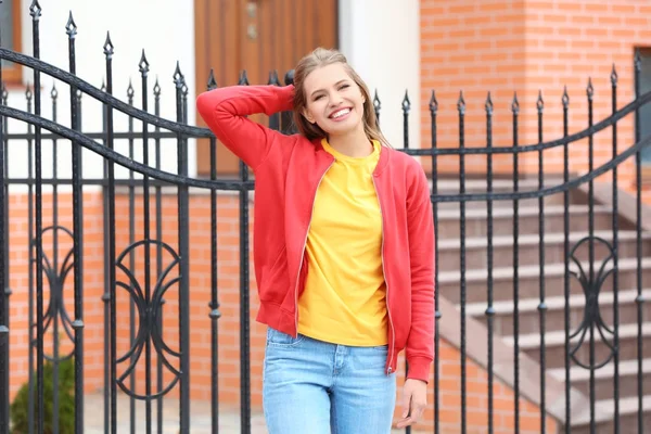 Belle femme souriante à l'extérieur — Photo