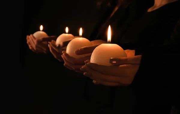 Giovani con candele accese — Foto Stock