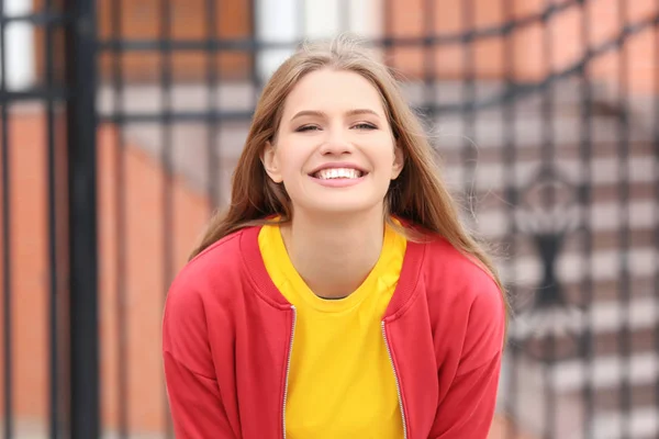 Bella donna sorridente all'aperto — Foto Stock