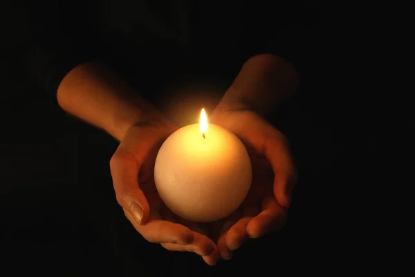 Женщина держит горящую свечу — стоковое фото