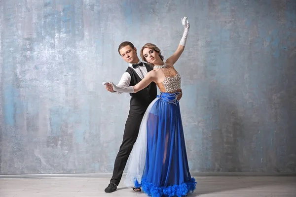 Bella giovane coppia in studio di danza — Foto Stock