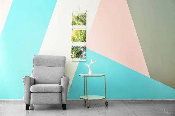 Sillón moderno en habitación con interior minimalista —  Fotos de Stock