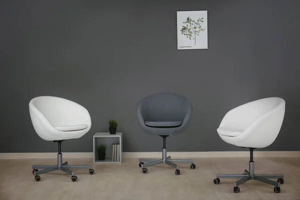 Moderne Fauteuils in kamer met minimalistische interieur — Stockfoto