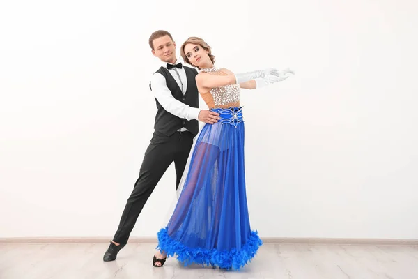 Hermosa pareja joven en estudio de baile — Foto de Stock