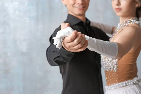 Paar junger Tänzer auf farbigem Hintergrund — Stockfoto