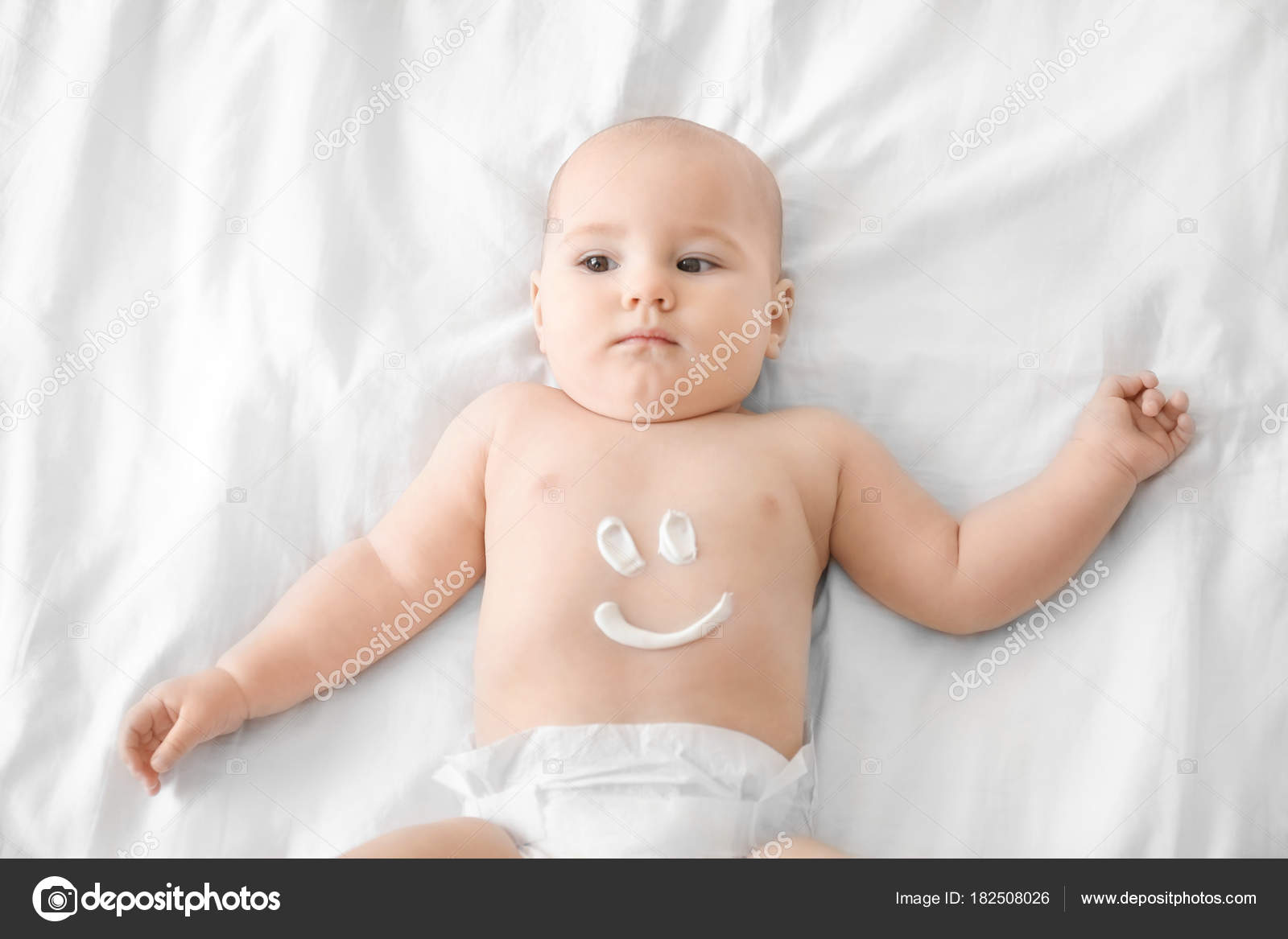 массаж детей грудного возраста. ребенок нажимает на живот. массаж малышу. животики у новорожденных. колики у малыша.