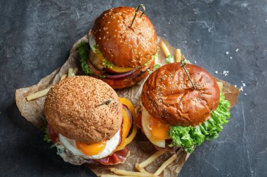 Tablo üzerinde kızarmış yumurta ile lezzetli hamburger