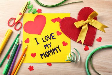 Cute el yapımı kartı ile metin I Love My anne üzerinde ahşap masa. Anneler günü kutlama