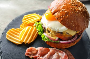 Lezzetli burger, cips ve tablo pastırma ile kayrak plaka