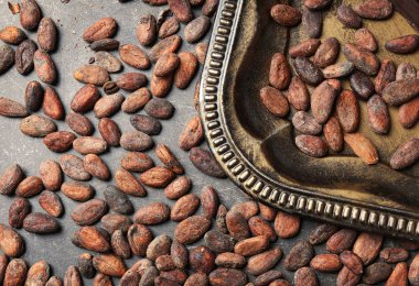 Masada kakao çekirdekleri ile metal tepsi