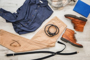 Şık erkek hipster giysiler ahşap arka plan üzerinde dizi