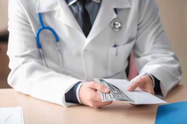 Para masada zarf içinde doktorla. Yolsuzluk kavramı