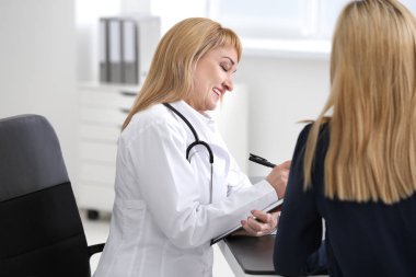 Kadın doktor danışmanlık hastada klinik