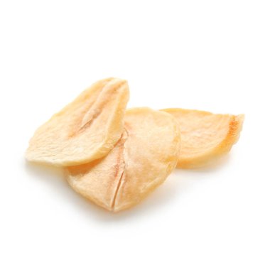 Beyaz arka planda kurutulmuş sarımsak taneleri