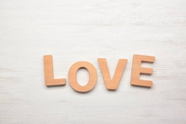 Kelime aşk mektupları ahşap zemin üzerine yapılmış