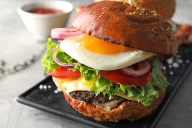 Tablo, closeup lezzetli hamburger ile plakası