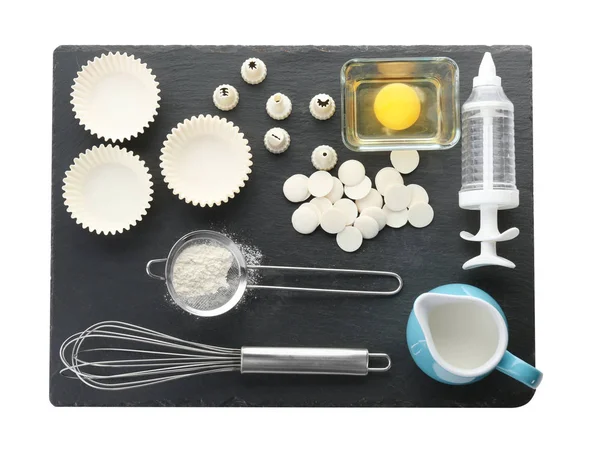 Кухонне начиння та інгредієнти для випічки на білому тлі — стокове фото