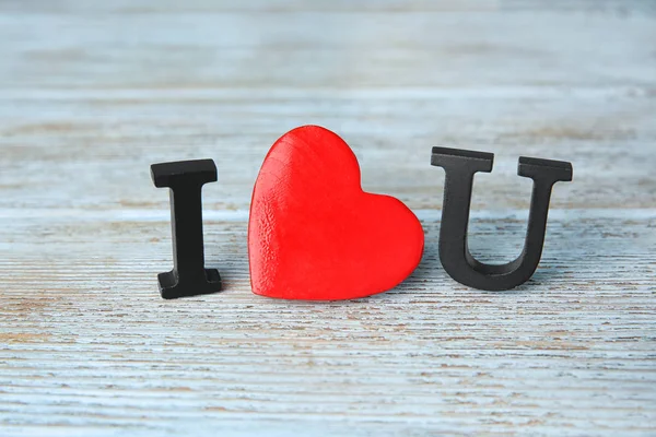 Phrase "I love you" made with red heart and letters on wooden background — Stock Photo, Image